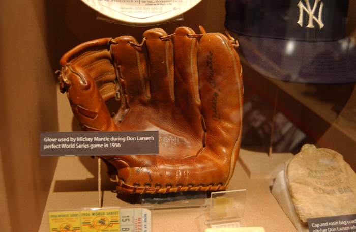 vintage baseball glove outline